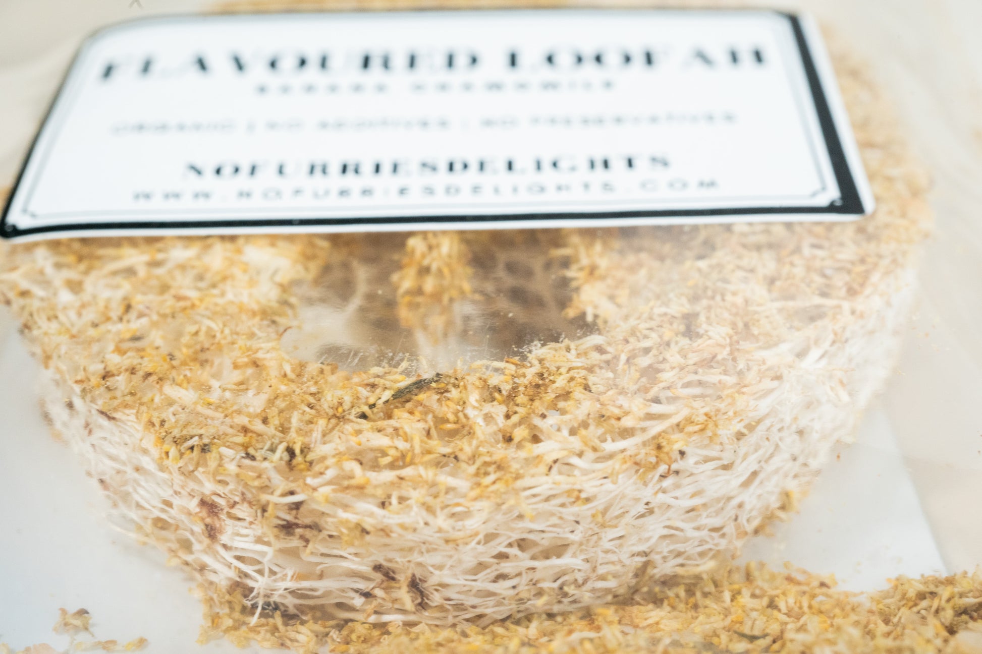 Close up image of the fibers of the banana chamomile loofah. | Image rapprochée des fibres du luffa à la camomille et banane.