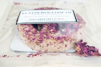 Image rapprochée des fibres du luffa à la banane et pétales de rose.