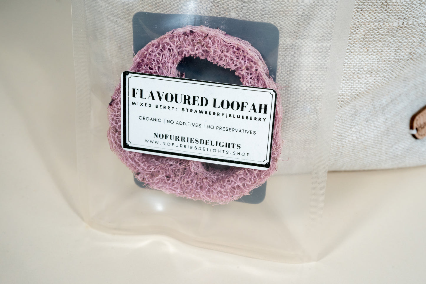 Strawberry and blueberry loofah: organic toy for small pets and birds.