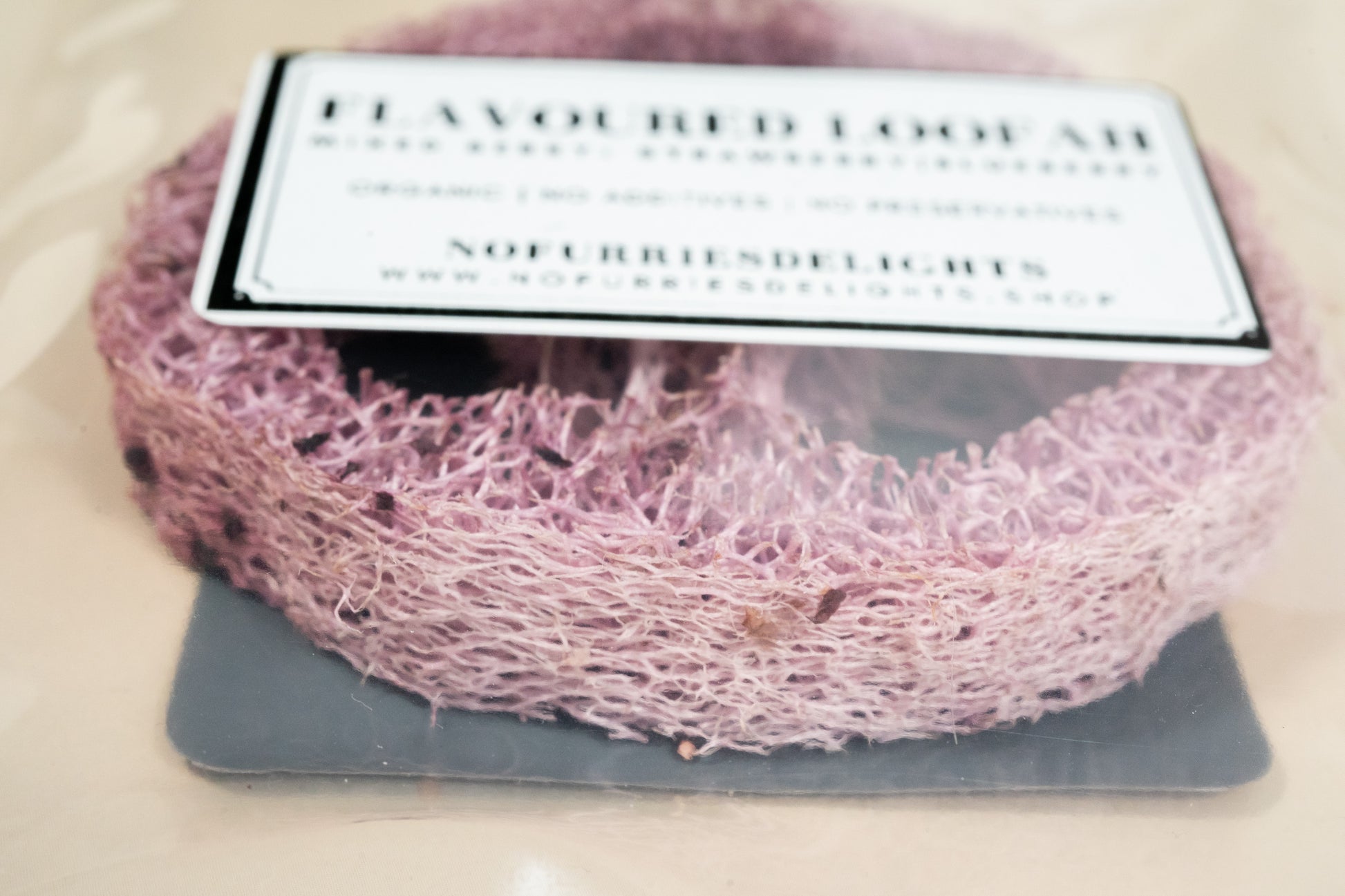 Close up image of the fibers of the mixed berry loofah. | Image rapprochée des fibres du luffa aux baies mélangées.