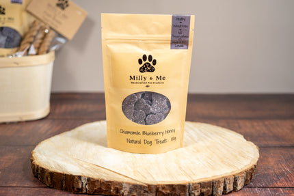 Sac avec des gâteries pour chiens à la camomille, bleuets et miel.