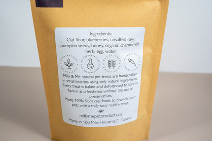 Gâteries pour chiens à base de farine d'avoine, de myrtilles, de graines de citrouille crues non salées, de miel, de camomille biologique, d'œuf et d'eau.