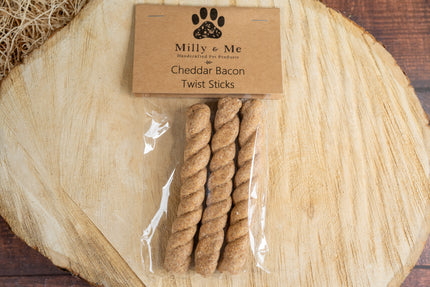 3 friandises pour chien au bacon et au cheddar sous forme de bâtonnets torsadés.
