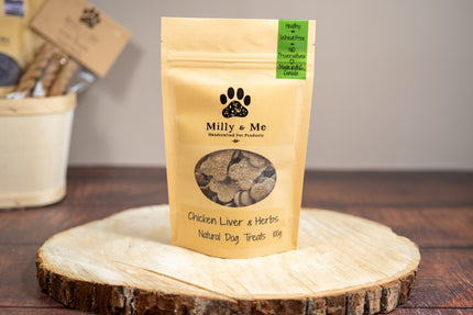 Sac avec des gâteries pour chiens au foie de poulet et épices.