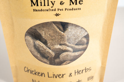 Vue rapprochée des friandises pour chiens au foie de poulet et épices.