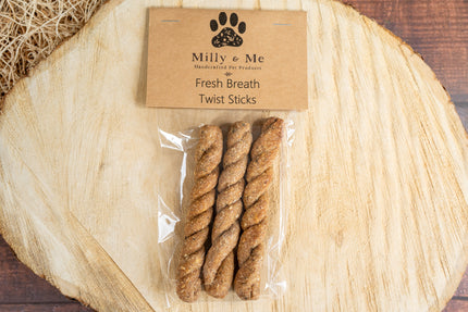 3 friandises pour chien haleine fraiche sous forme de bâtonnets torsadés.