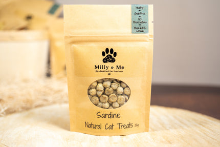 Sac avec des gâteries pour chats à la sardine.