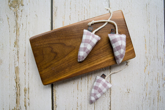 3 modern mice filled with catnip on a wooden board.|3 souris modernes remplies d'herbe à chat sur une planche en bois.