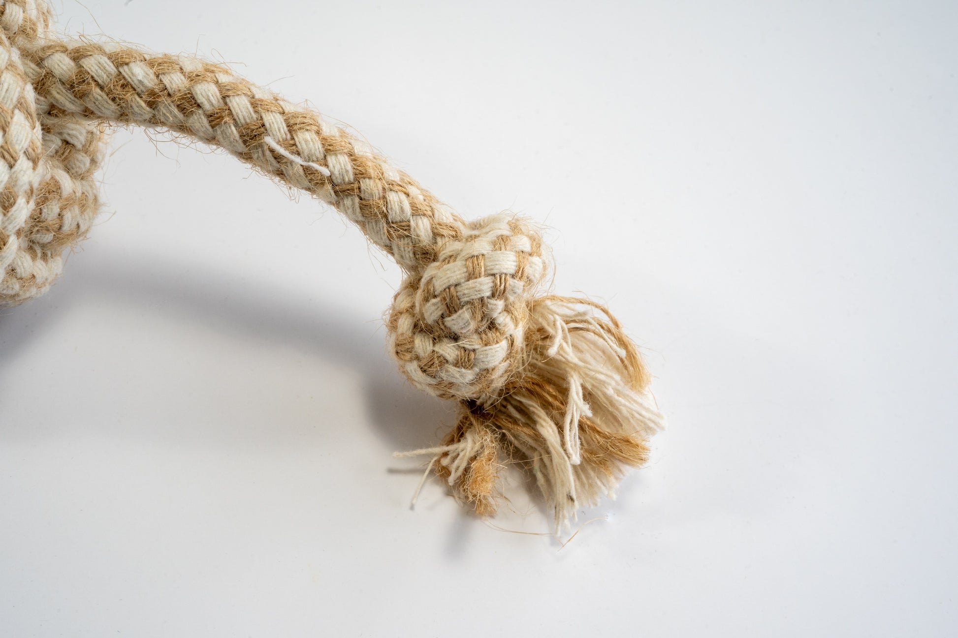 Close-up view of the end of cotton and sisal rope for dogs. | Vue rapprochée de l'extrémité de la corde de coton et sisal pour chiens.
