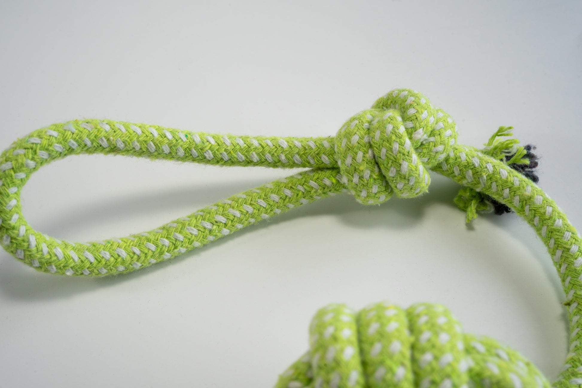 Close view of cotton rope monkey handle for dogs. | Vue rapproché de la poignée de singe en corde de coton pour chiens.