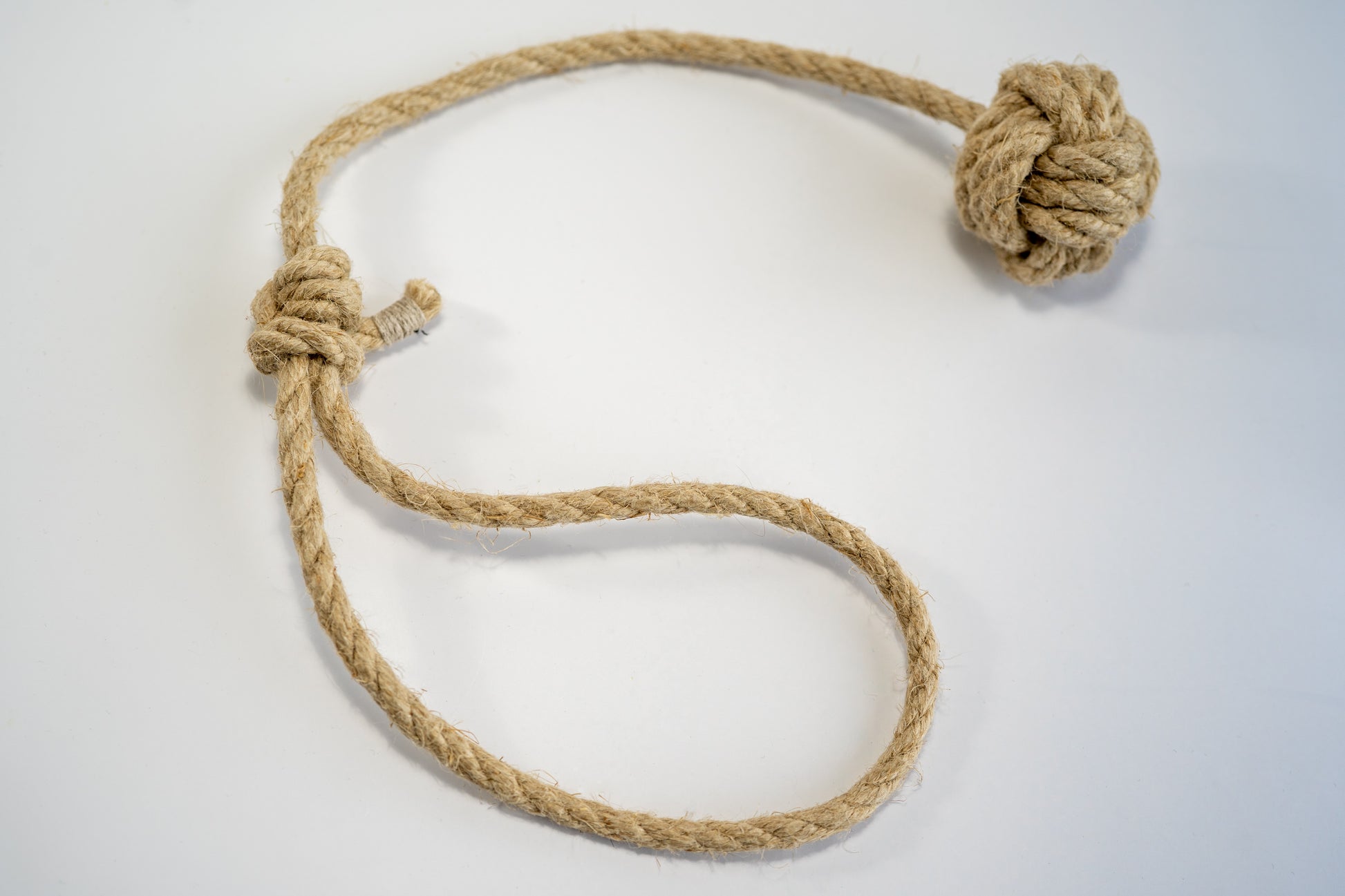 Hemp rope with small monkey fist for dogs. | Corde de chanvre avec poing de singe de petite taille pour chiens.