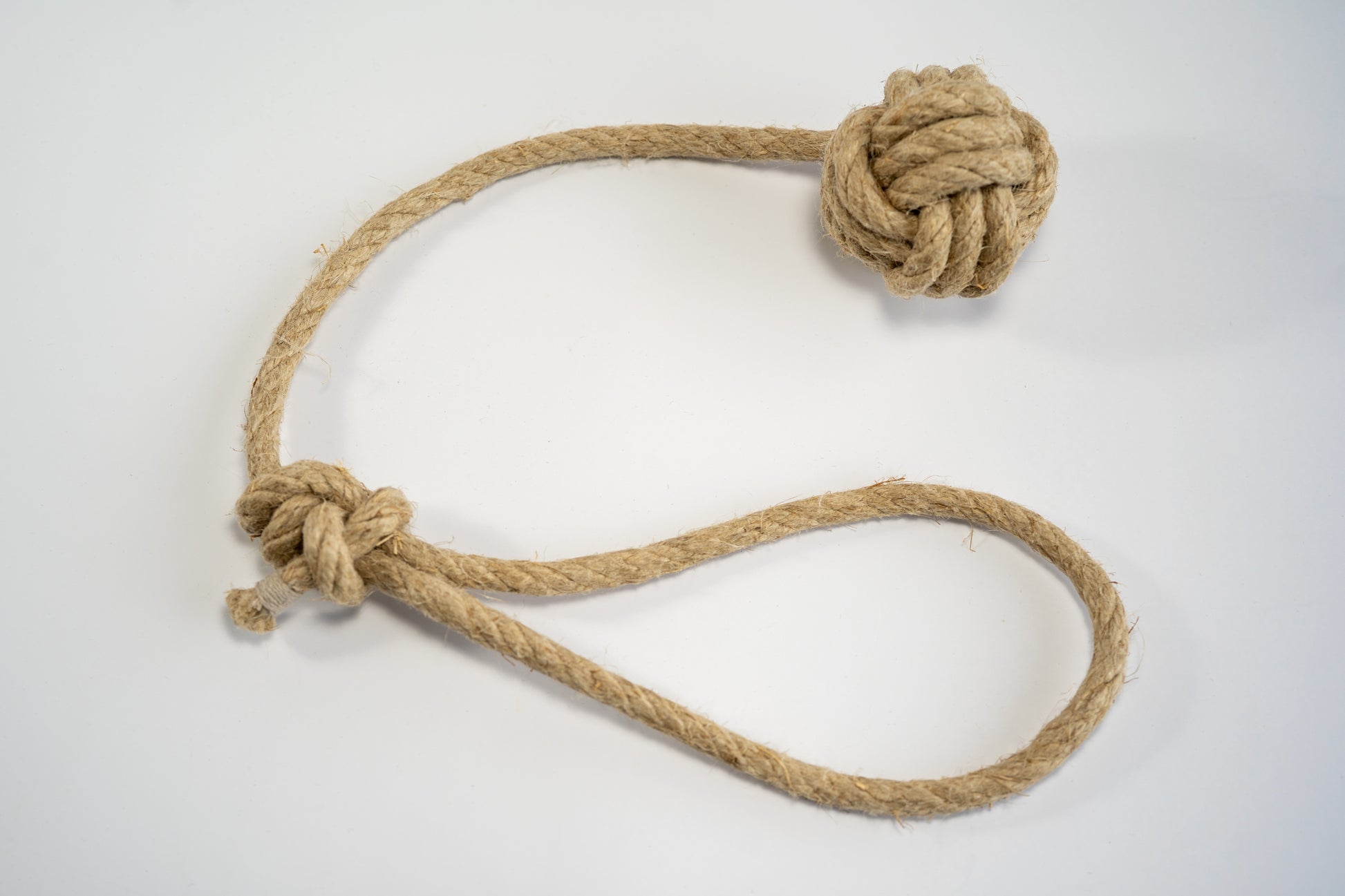 Hemp rope with medium monkey fist for dogs. | Corde de chanvre avec poing de singe de taille moyenne pour chiens.