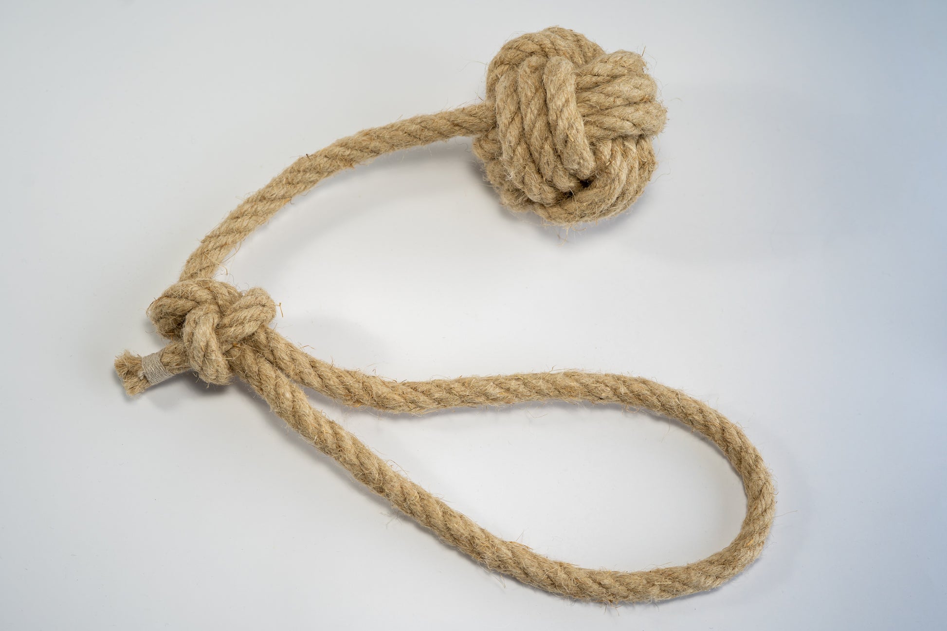 Hemp rope with large monkey fist for dogs. | Corde de chanvre avec poing de singe de grande taille pour chiens.