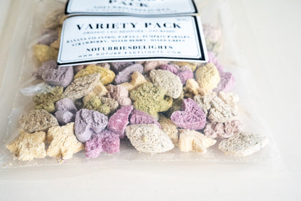 Image rapprochée du packet mystère de bouchées mixtes pour animaux.