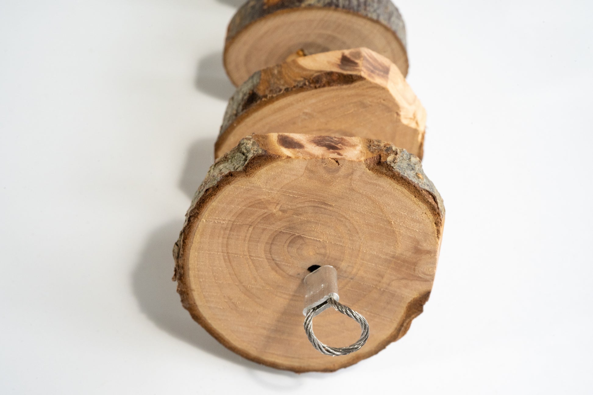 Rabbit chewing toy made of natural applewood. | Jouet à mâcher pour lapin en bois de pommier naturel.