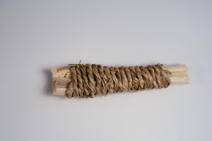 Bâton en bois à mâcher pour petits animaux et oiseaux.