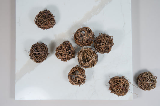 Dried willow branch chewing ball for small pets and birds.|Boule à mâcher branche de saule séchée pour petits rongeurs et oiseaux d'intérieur.