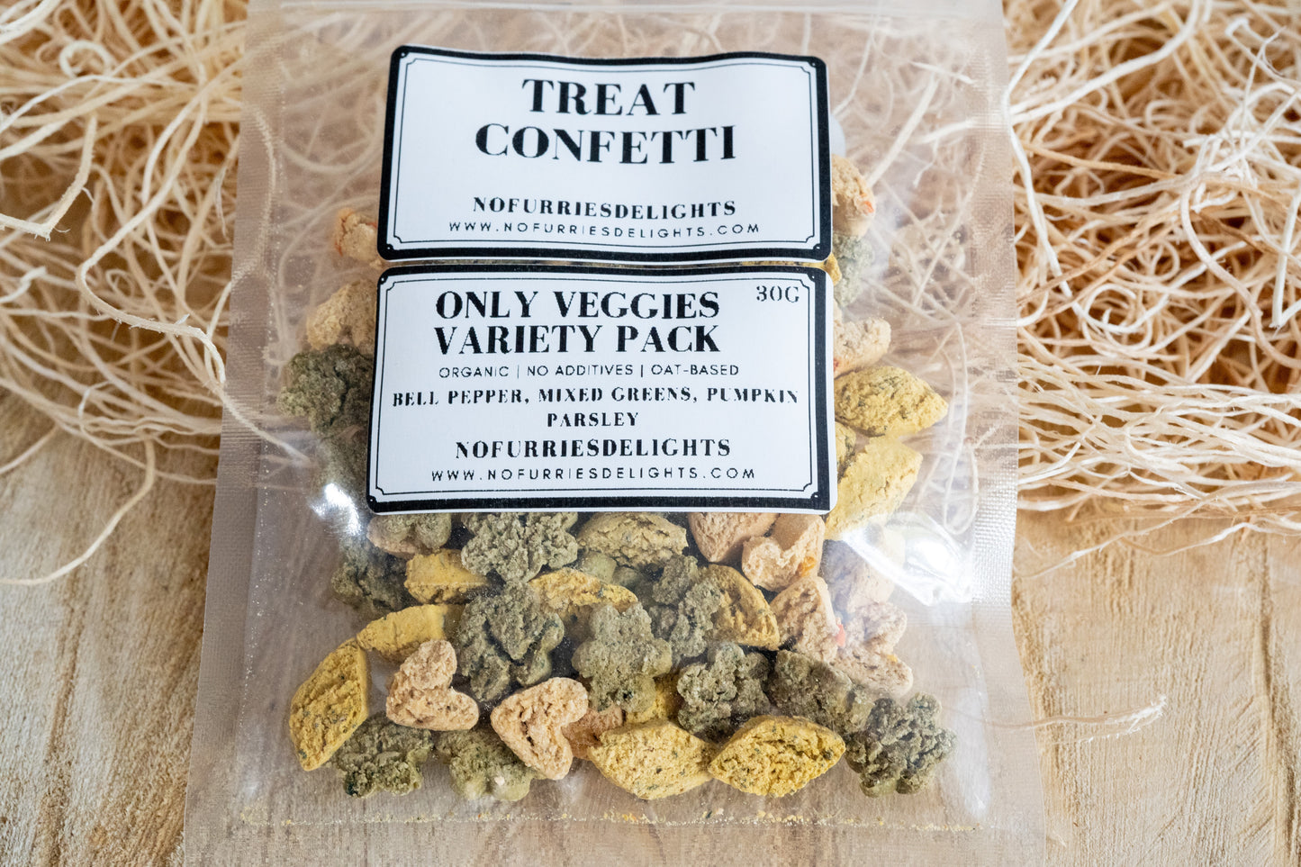 Mix of veggies bites for small pets and birds in the following flavours: bell pepper, mixed greens, pumkin parsley.
