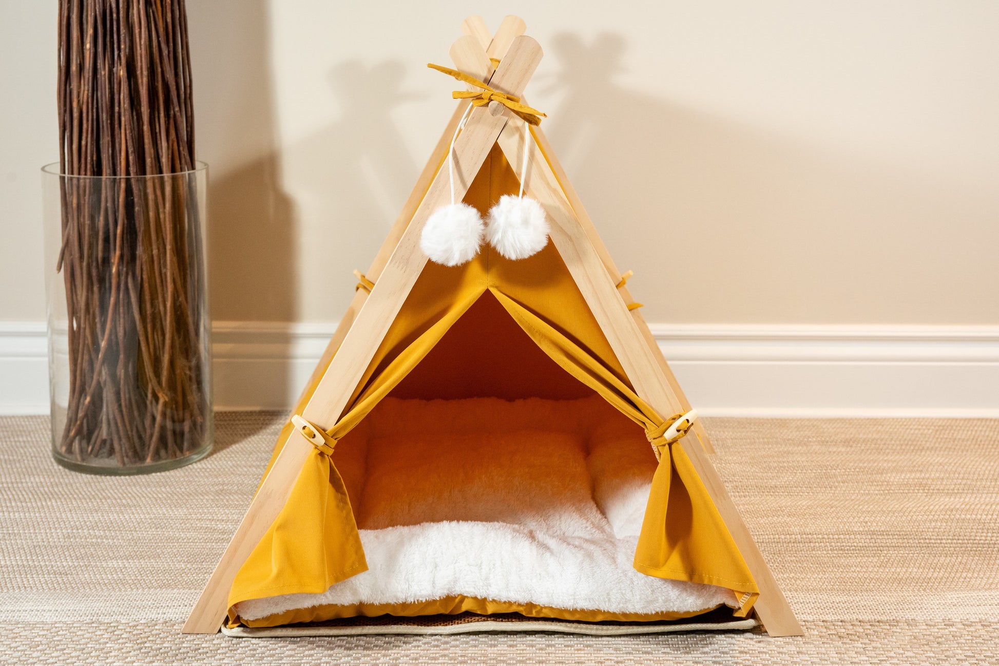Orange pet tent for dogs, cats and rabbits with cozy cushion and soft pom poms. | Tente orange pour chiens, chats et lapins avec coussin douillet et pompons doux.