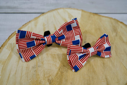 Deux nœuds papillon pour animaux aux motifs du drapeau américain, posés sur une surface en bois.