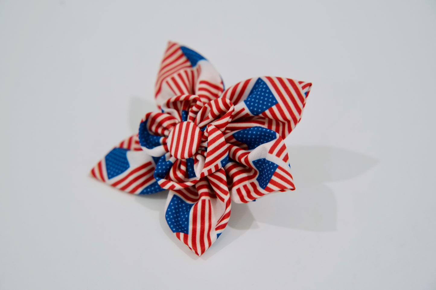 Nœud décoratif pour animaux avec un motif de drapeau américain sur fond blanc.