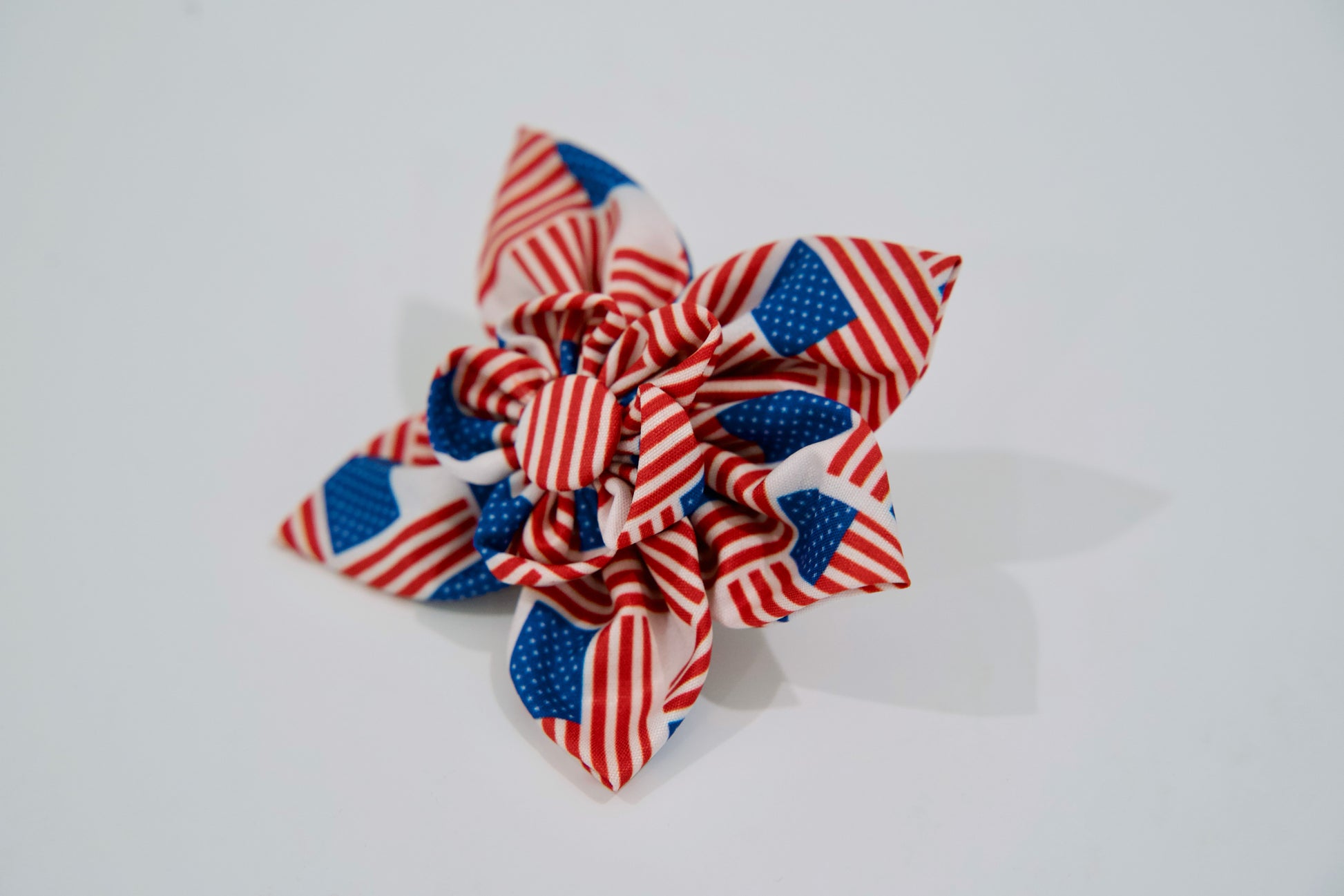 Nœud décoratif pour animaux avec un motif de drapeau américain sur fond blanc.
