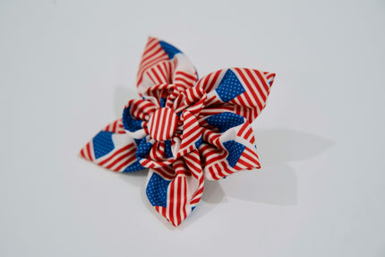 Nœud décoratif pour animaux avec un motif de drapeau américain sur fond blanc.