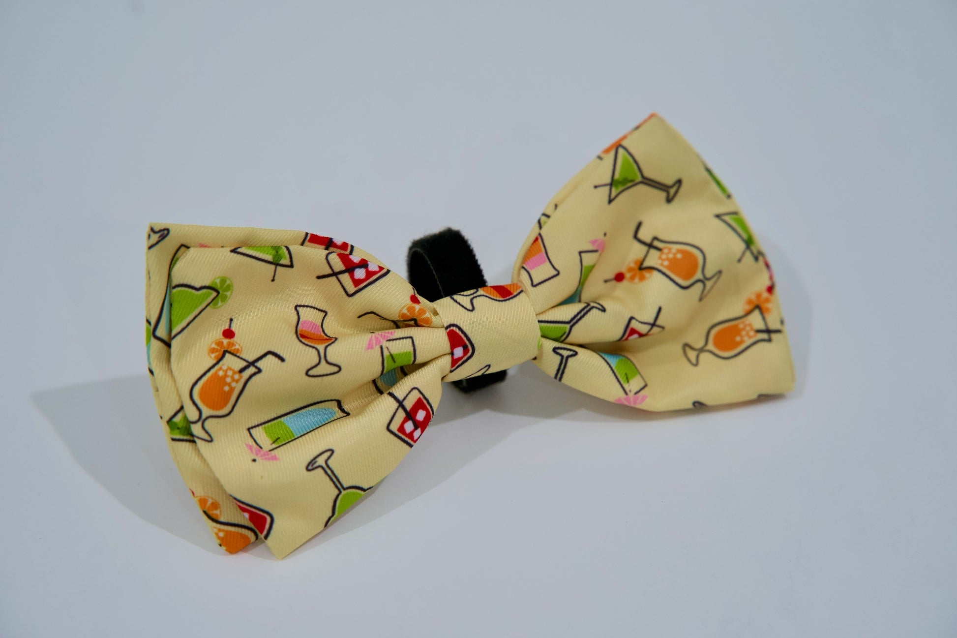 Nœud papillon pour animal avec un motif de boissons estivales colorées sur fond blanc.