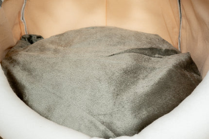 Vue intérieure de la niche et coussin pour animaux amovible.