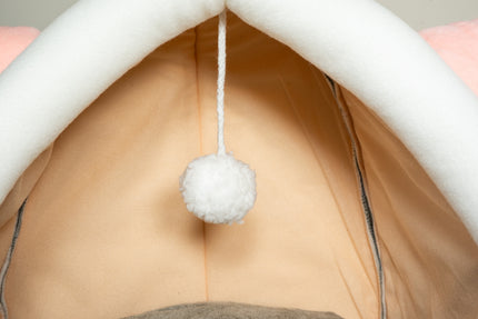 Vue rapprochée du jouet suspendu en peluche.