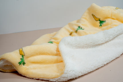 Couverture pour petits et grands animaux en polaire jaune à motifs de carottes.