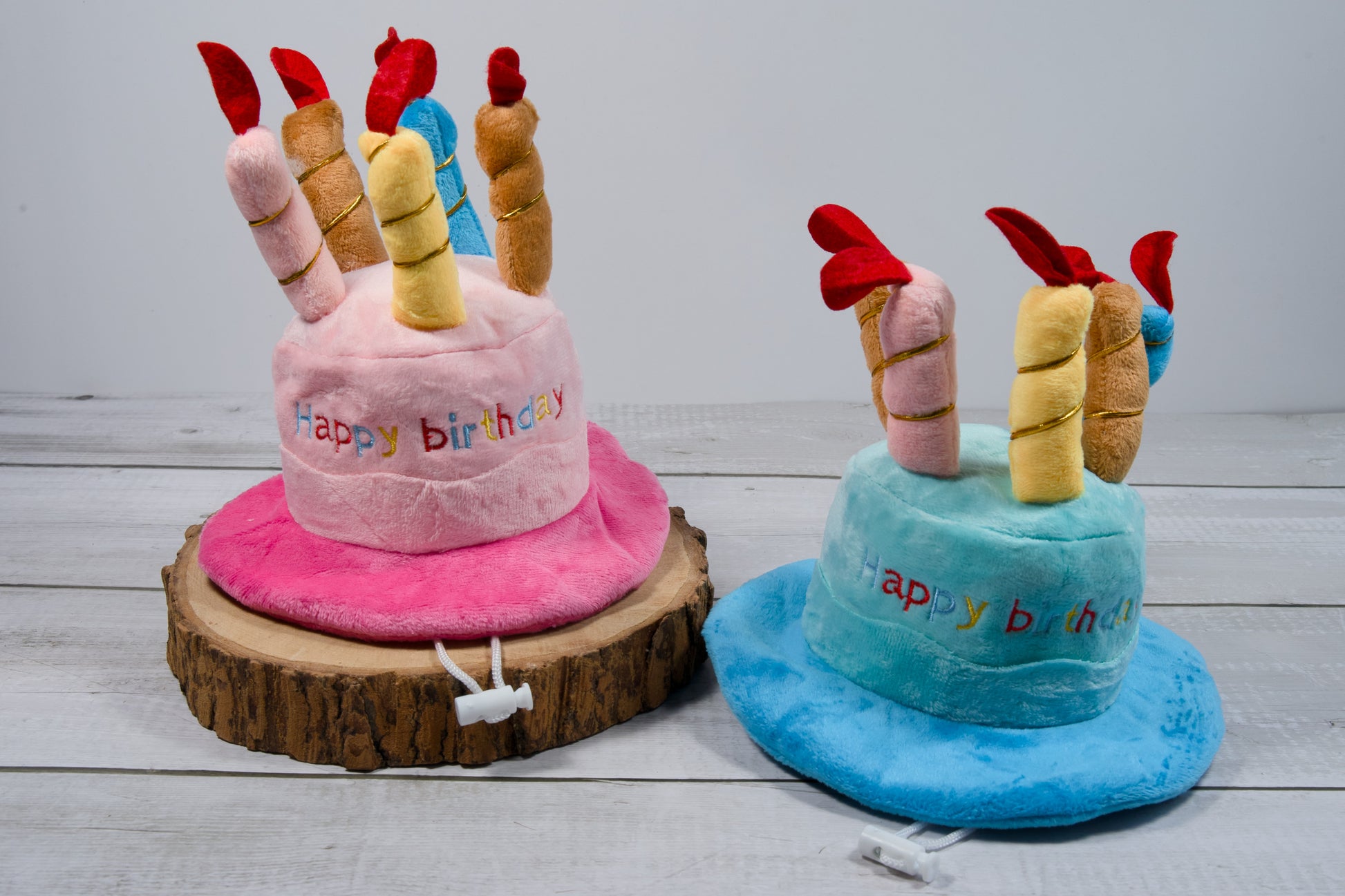 Small and medium-sized pet Happy Birthday plush hat.|Chapeau de fête pour animaux de petite et moyenne taille. 