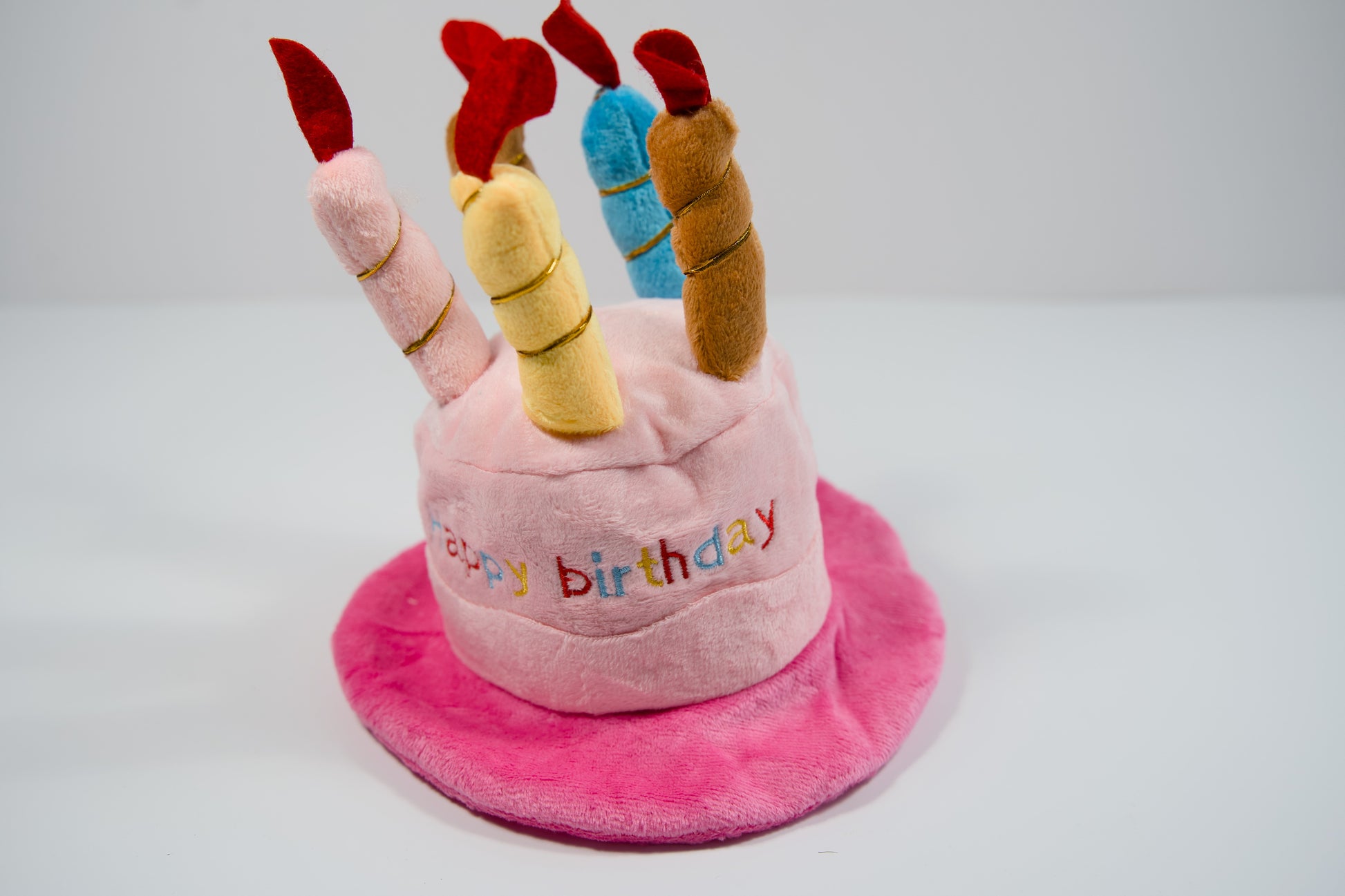 Pet Happy Birthday pink plush hat.|Chapeau de fête rose pour animaux.