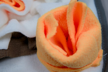Vue agrandie d'une fleur orange du tapis à renifler.