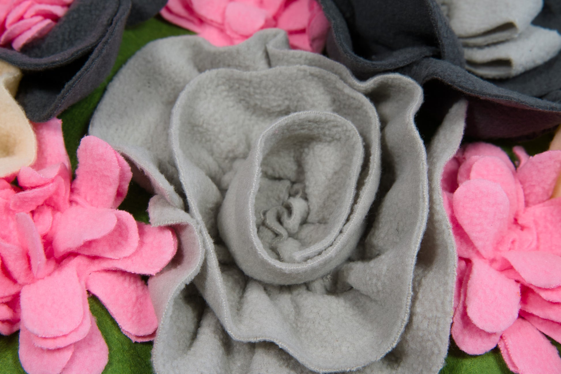 Enlarged view of a grey rose of the pet sniffing mat.|Vue agrandie d'une rose grise du tapis renifleur pour chien.