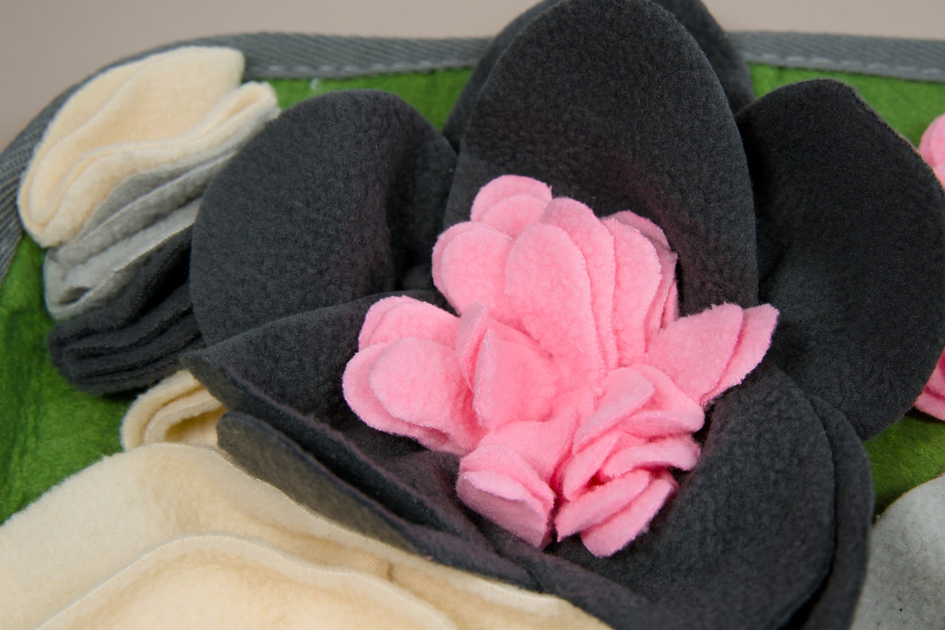 Enlarged view of a grey flower of the pet food mat.|Vue agrandie d'une fleur grise du tapis à reniflage pour chien.