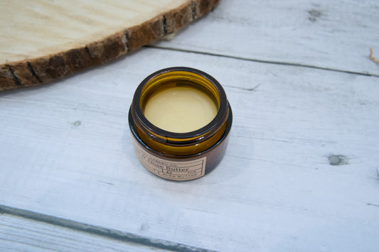 Jar of pet balm on a wooden surface.|Pot de baume pour chien et chat sur une surface en bois.