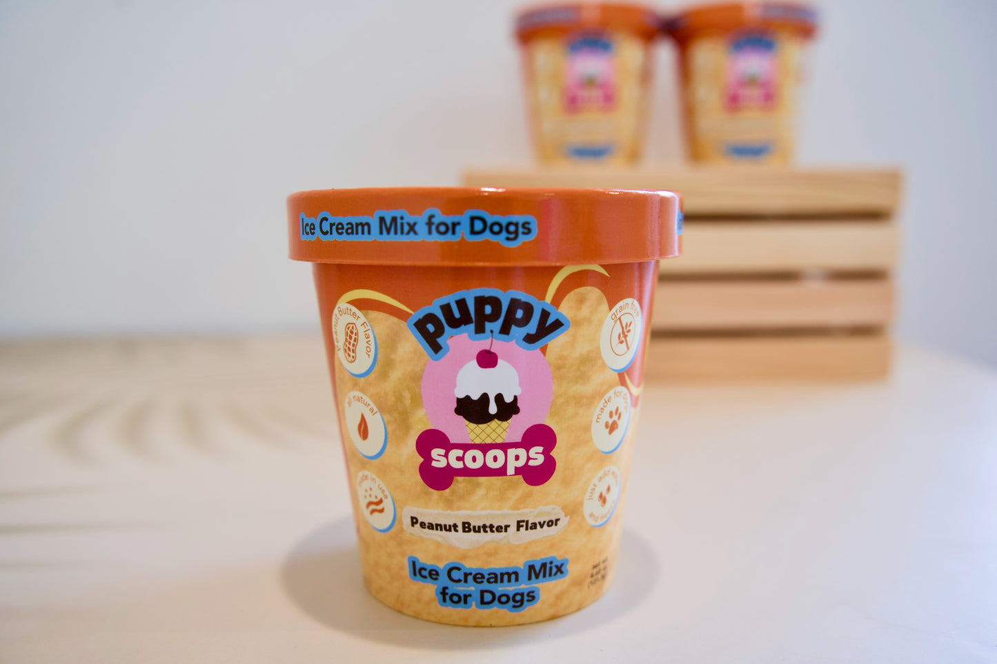 Mélange pour glace au beurre de cacahuète Puppy Scoops pour chiens, dans un pot à étiquette rose.