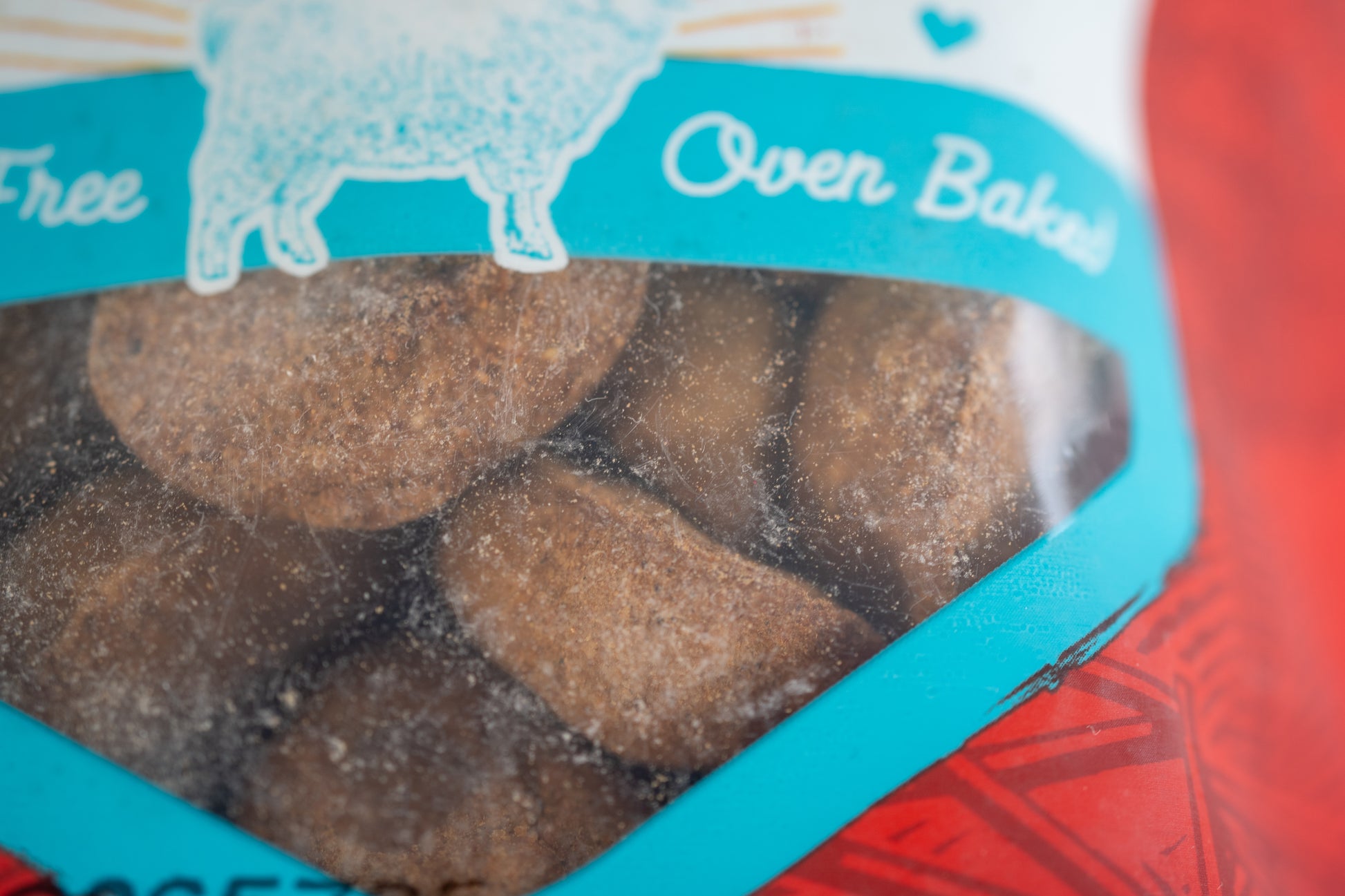 Close-up view of the raw coated dog biscuits. |Vue rapprochée des biscuits pour chiens enrobés d'agneau cru.