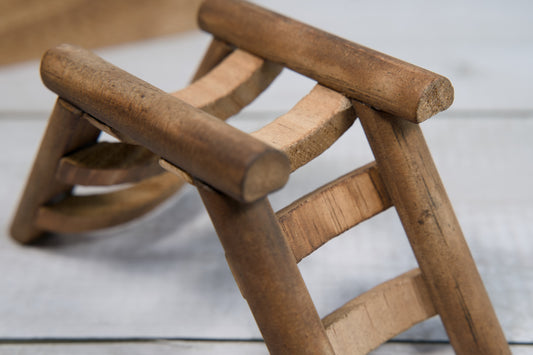 Close-up view of rustic wooden animal ladder.|Vue rapprochée de l'échelle pour animaux en bois rustique.