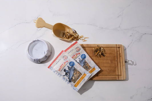 Bag of dried salmon skin, a treat for dogs and cats.|Sachet de peau de saumon séchée, une friandise pour chiens et chats.