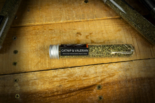 Catnip & Valerian container on a wooden surface.|Récipient contenant de l'herbe à chat et de la valériane, posé sur une surface en bois.