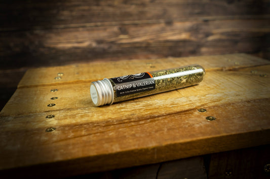Tube labeled Catnip & Valerian on a wooden surface.|Tube étiqueté Herbe à chat et valériane posé sur une surface en bois.