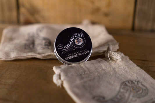 Shady Cat Silvervine Powder container on a textured surface.|Récipient de poudre de cataire Shady Cat posé sur une surface texturée.