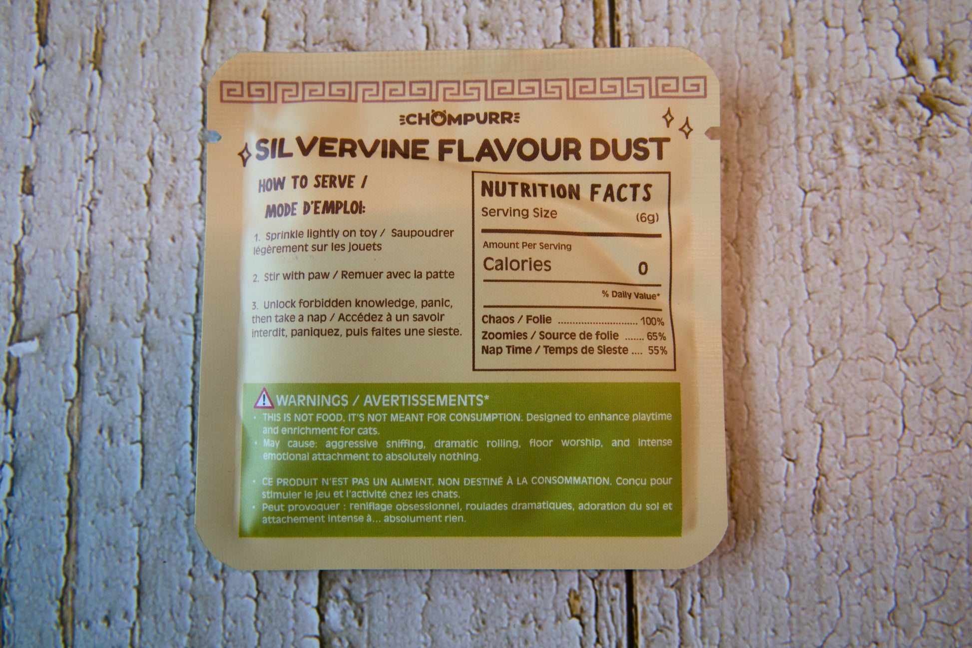 Un sachet de poudre aromatisée à la vigne argentée pour chats, incluant un tableau de valeurs nutritionnelles et des instructions d'utilisation.