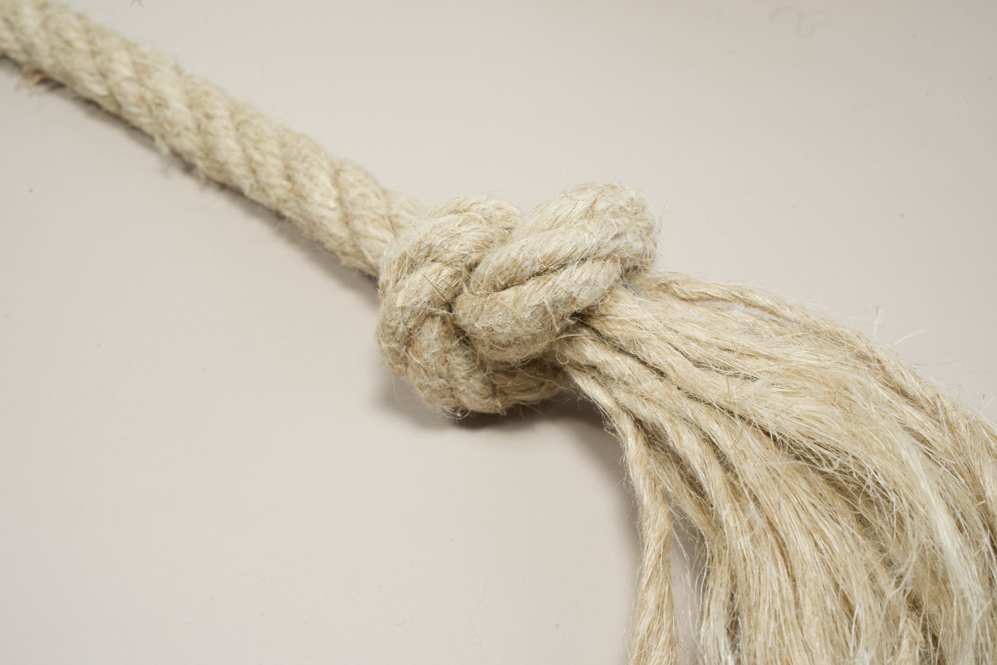 Close-up view of hemp rope dog toy knot. | Vue rapprochée du noeud du jouet pour chien en corde de chanvre.