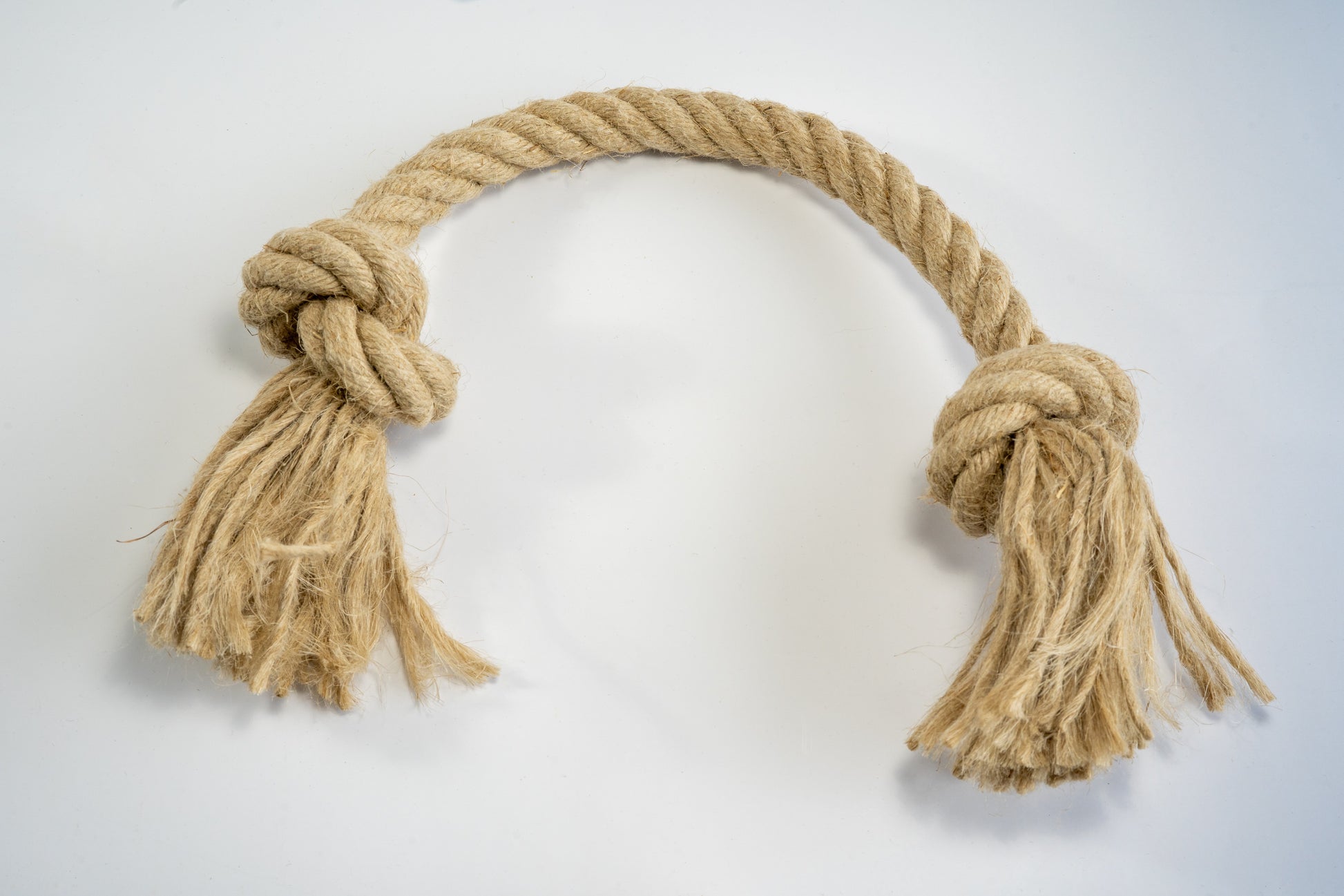 Large toy for dogs made from hemp rope with knots at the ends. | Jouet de grande taille pour chiens en corde de chanvre avec noeuds aux bouts.