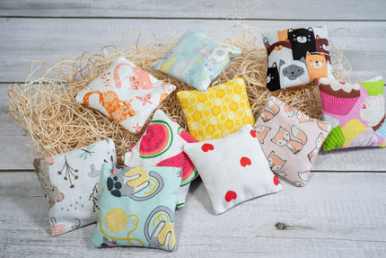 Kicker pour chat fait à la main avec des designs amusants et rempli d'herbe à chats and filled with catnip.