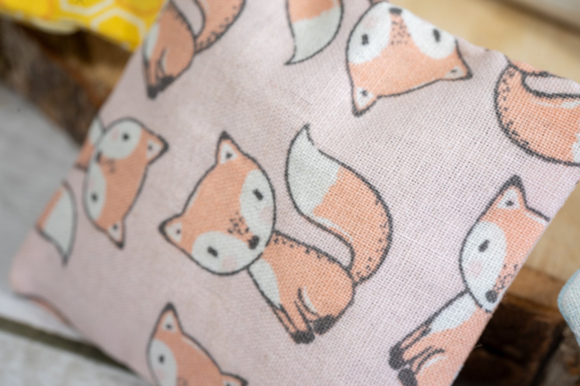 Fox patterned cat kicker. | Kicker pour chats à motifs de renards.
