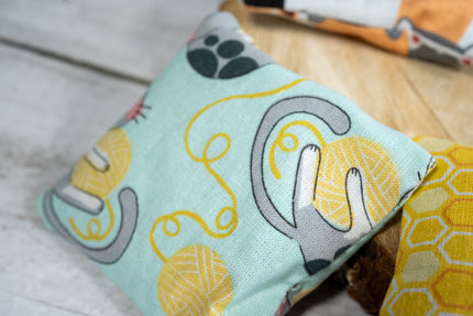 Kicker pour chats à motifs de chats avec balle de laine.